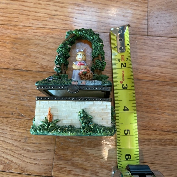 Trinket box with bunny and garden arch with slight damage on back - Picture 9 of 10